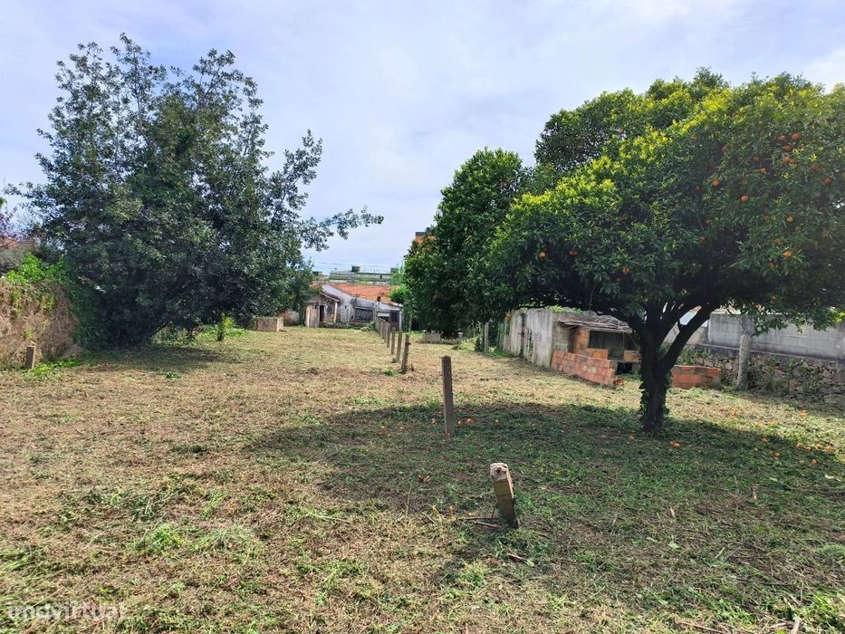 Terreno urbano com casa centenária na melhor zona da Feira