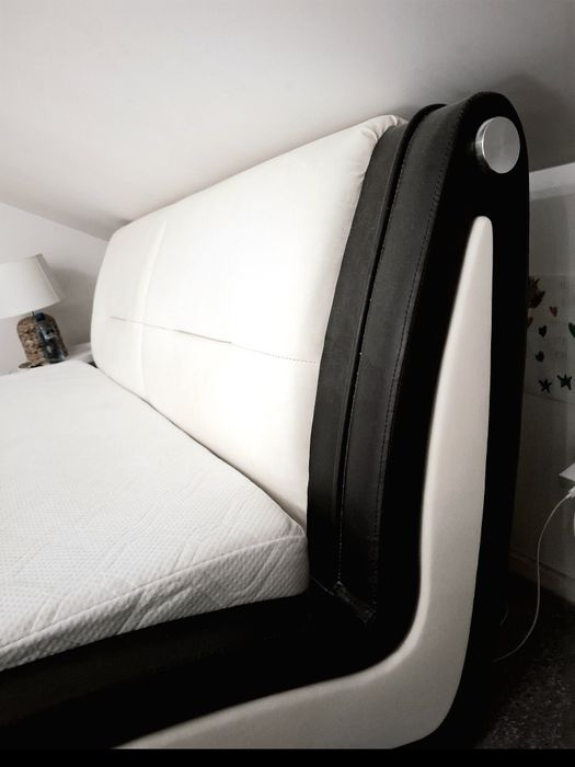 Sprzedam designerskie łóżko ze stelażem i materacem