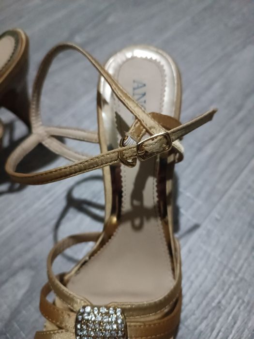 Женские босоножки