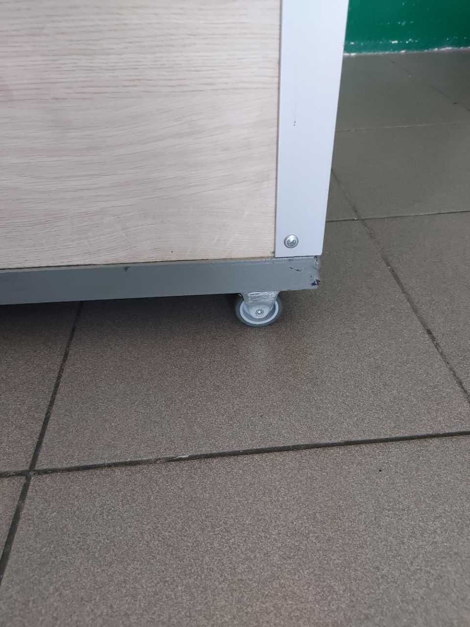 Skrzynia na kółkach z nierdzewki.