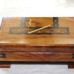 Caixa de música em madeira