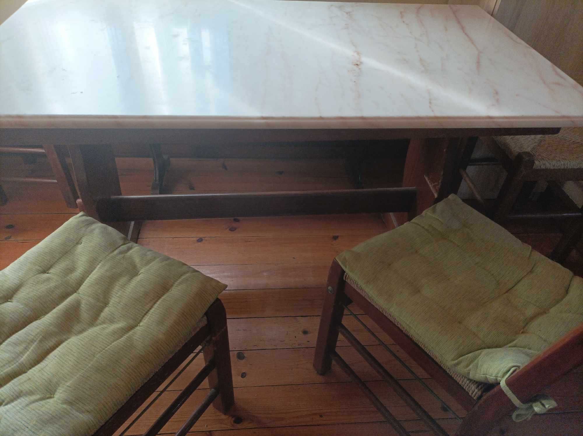 Mesa de madeira com tampo em mármore