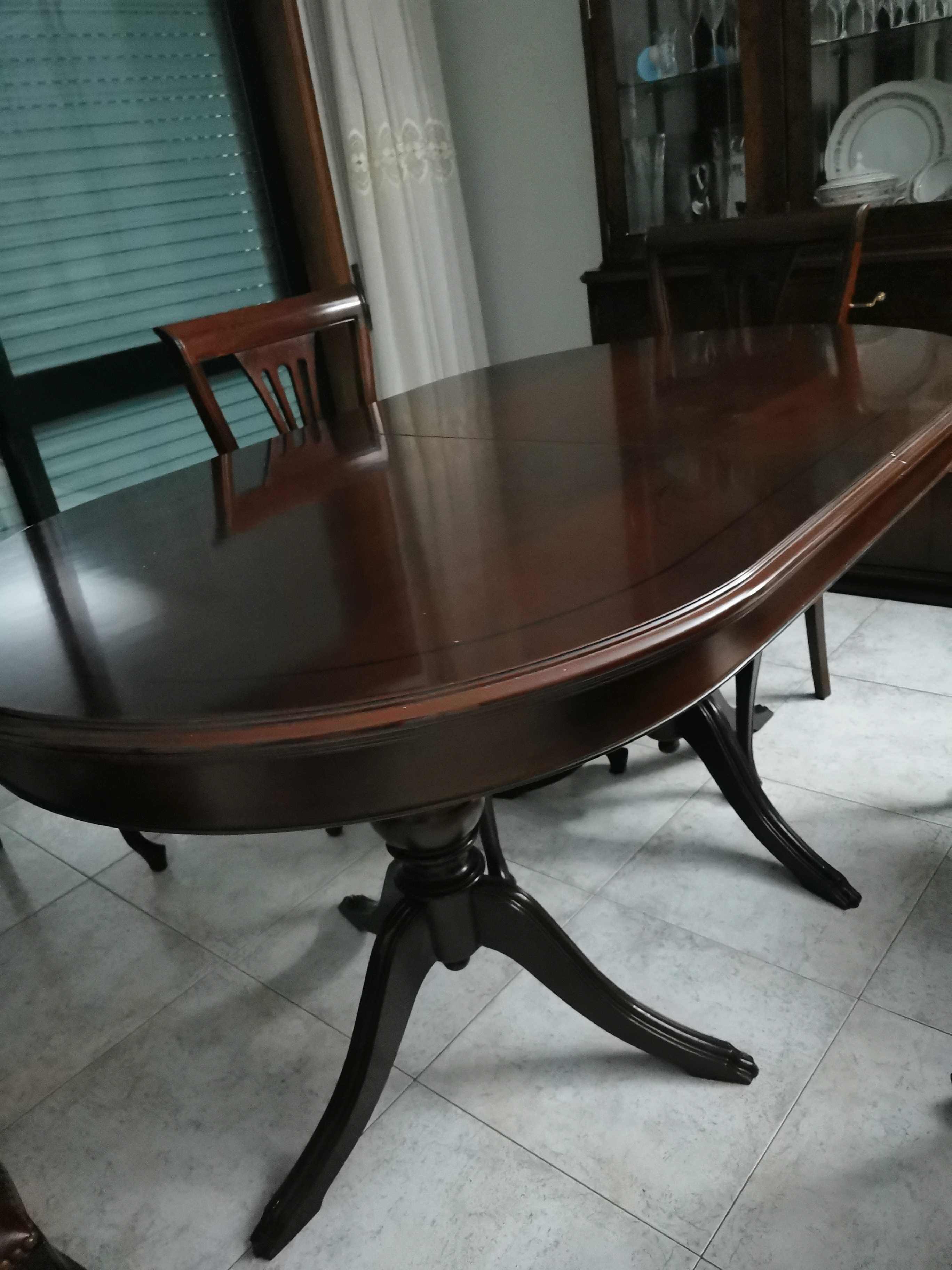 Sala de jantar em cerejeira
