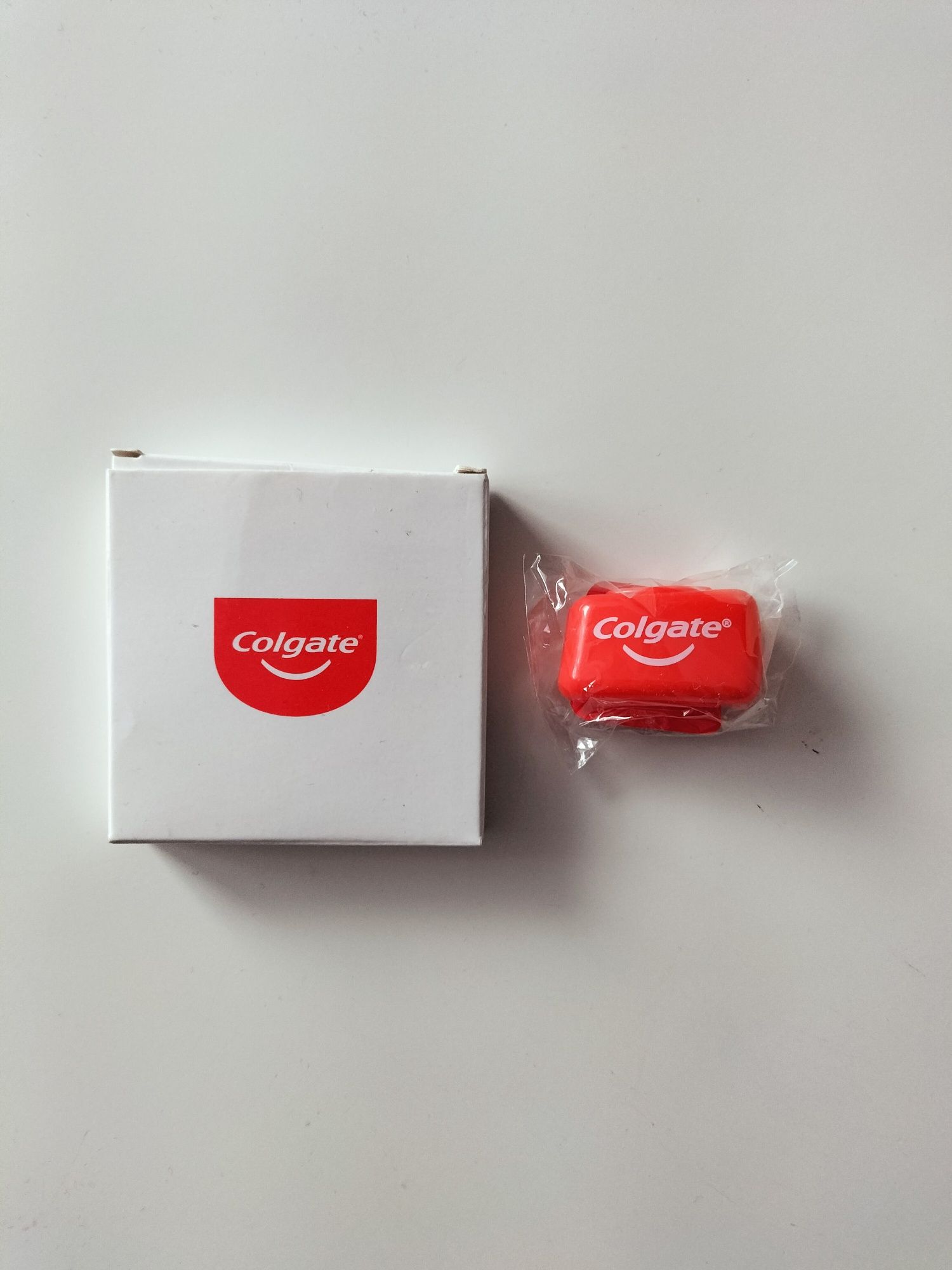 Nowy zestaw Colgate - lusterko + etui na szczoteczkę do zębów
