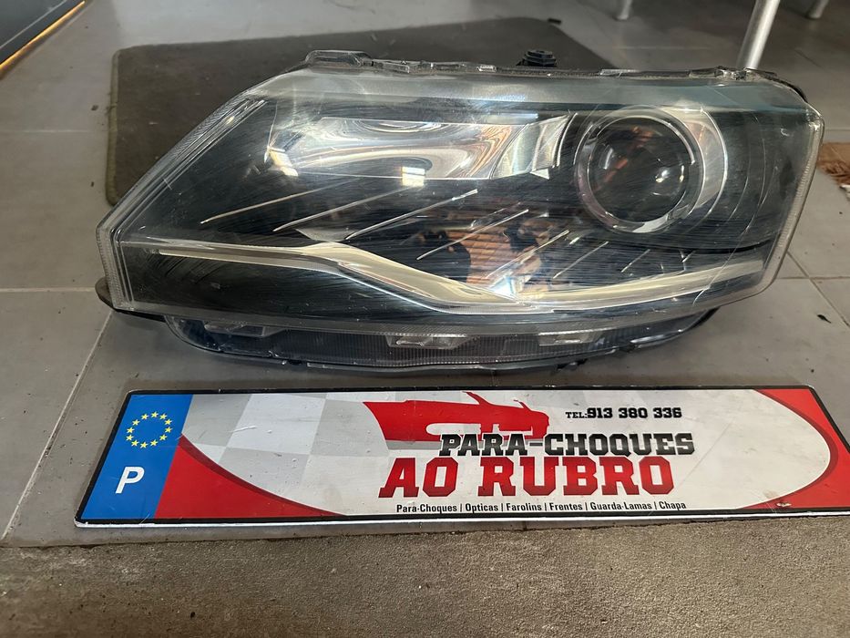 Farol esq Skoda rapid xenon