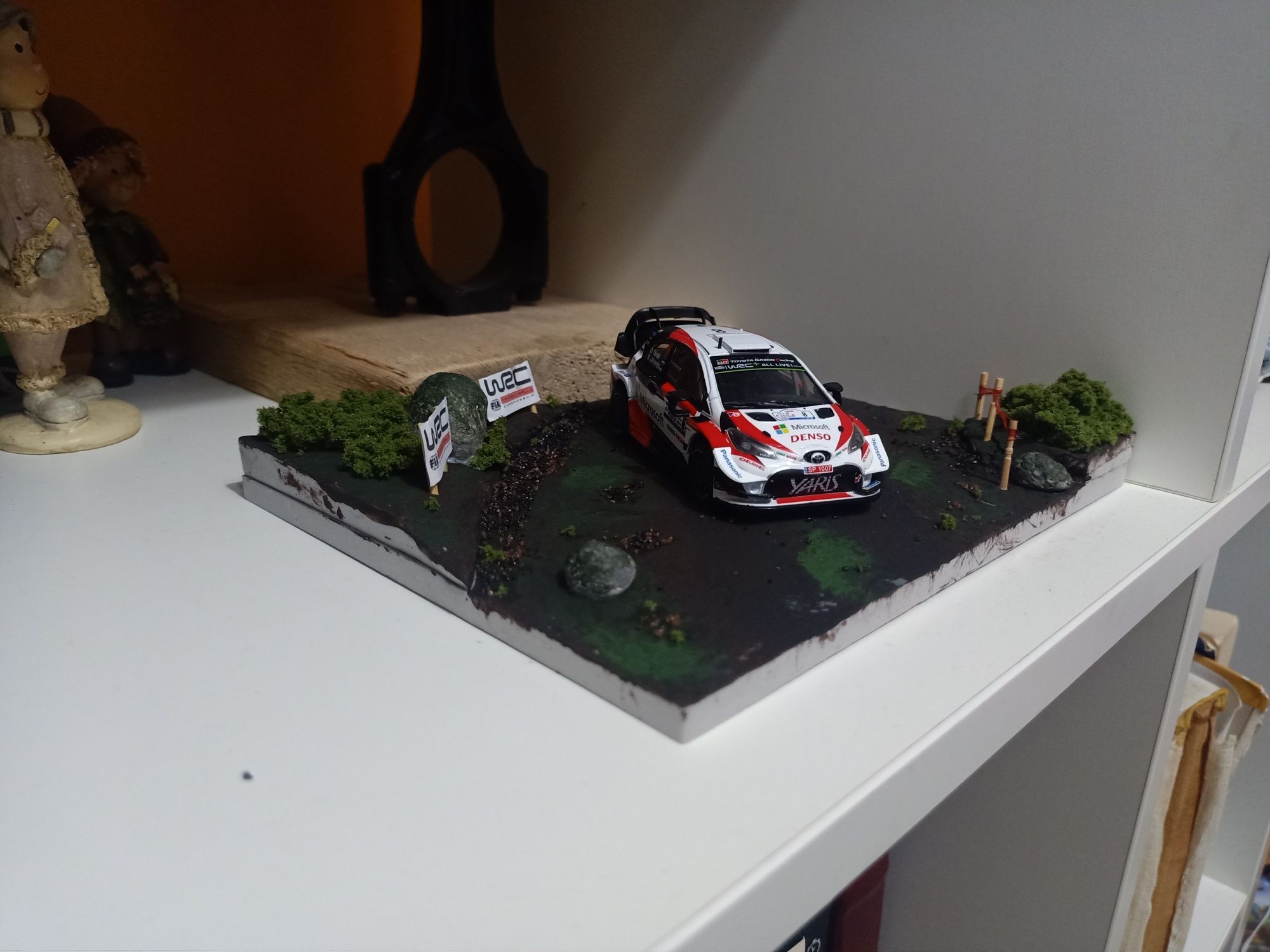 Diorama rally z modelem toyoty