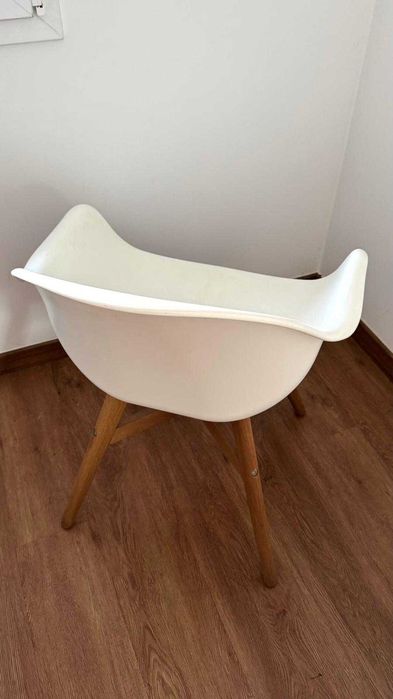 Cadeiras Branco e Madeira