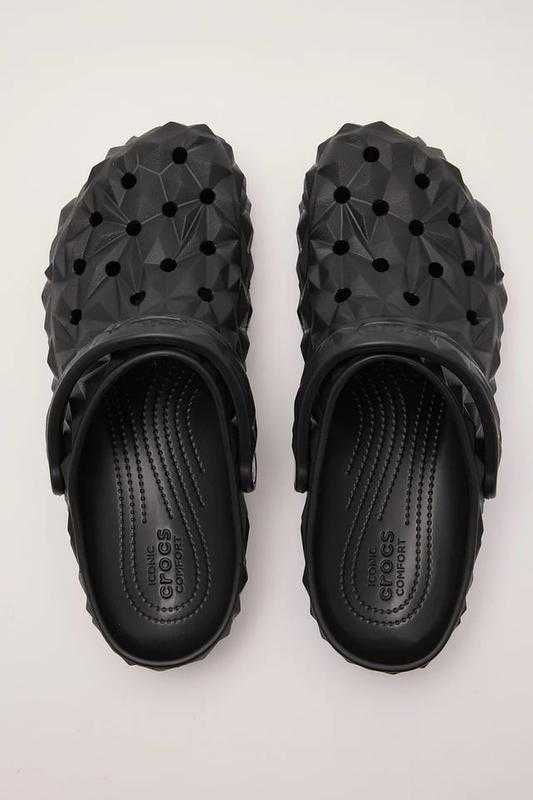 жіночі шльопанці crocs classic geometric clog женские сабо крокс