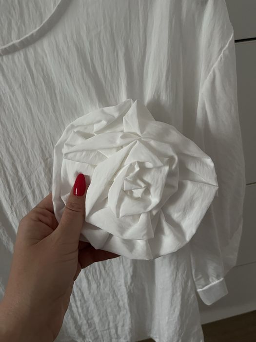 Biała bluzka z wiakozy z przypinaną różą r.XL/XXL