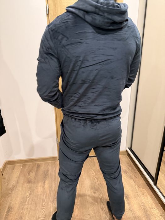 Welurowy dres ala Karl Lagerfeld