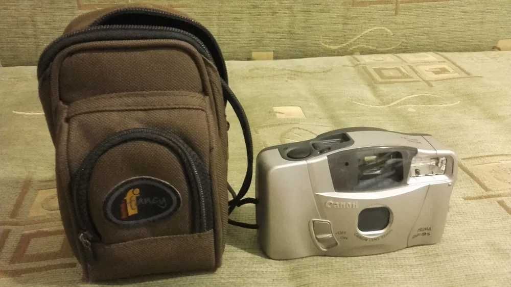 Kompaktowy aparat Canon typu „wyceluj i zrób zdjęcie” na kliszę 35mm