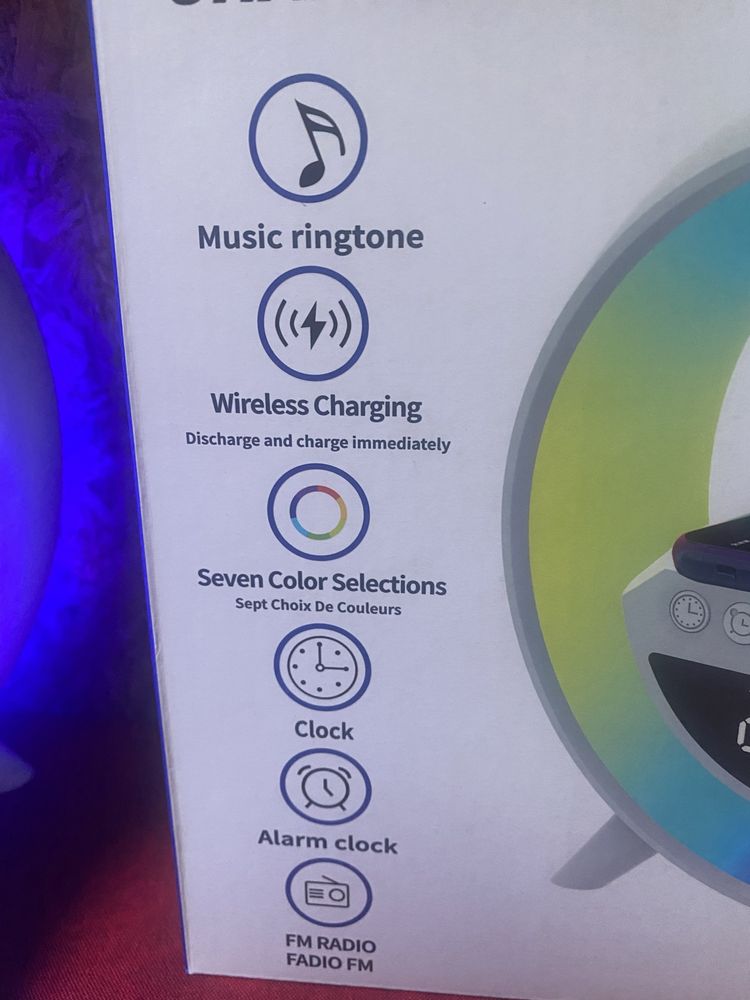 Despertador com luzes led e carrega telemoveis via wireless