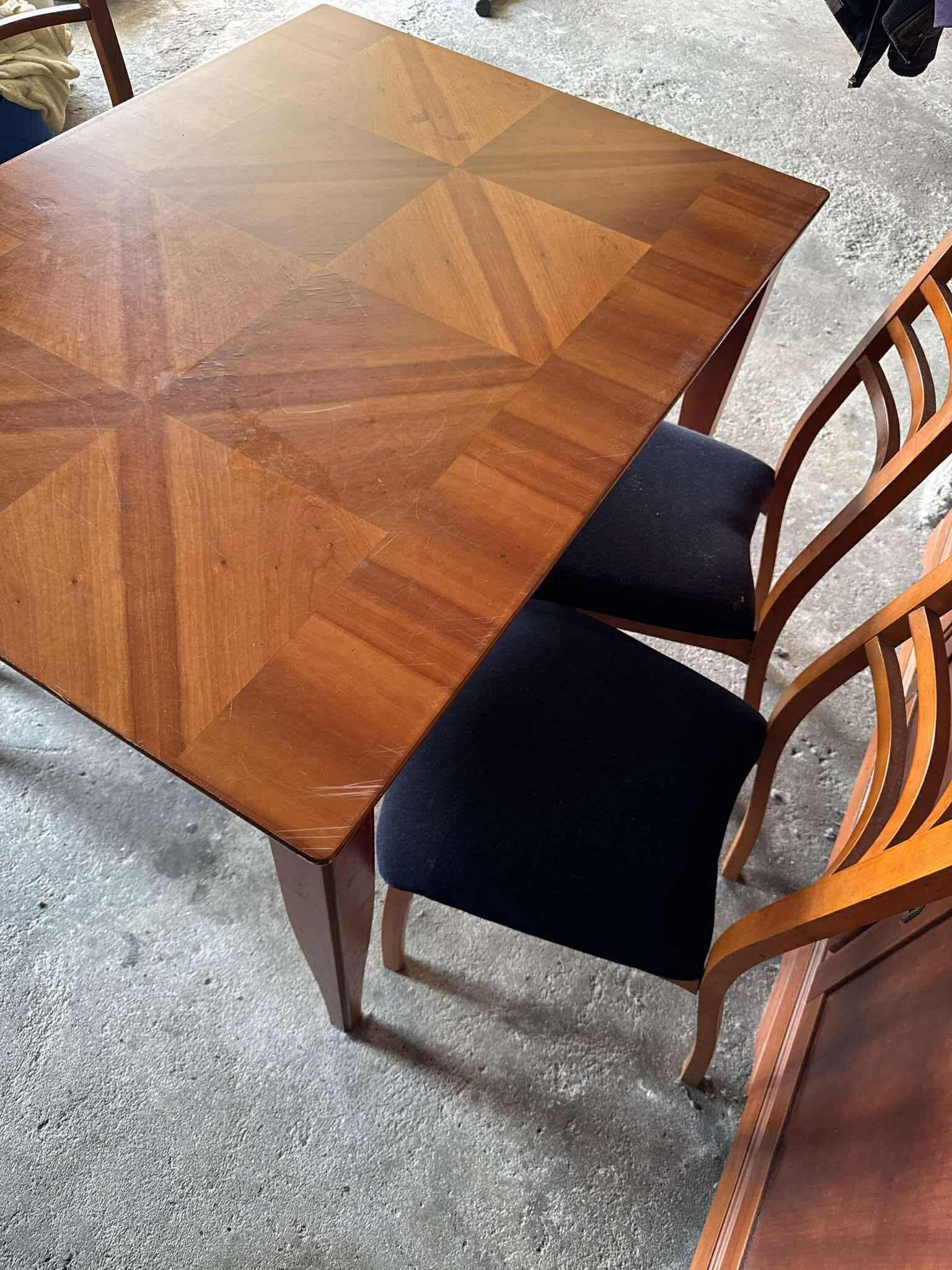 Mesa extensível com 4 cadeiras