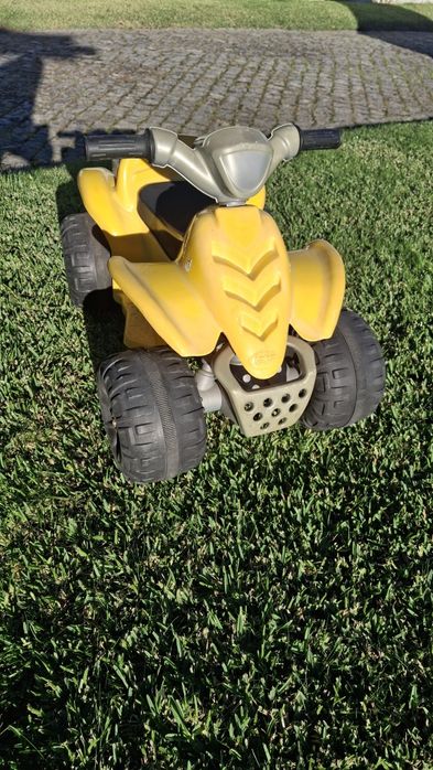 Brinquedo de criança para ser puxado com os pés.