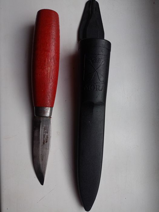 Nóż mora z czerwoną rączką
