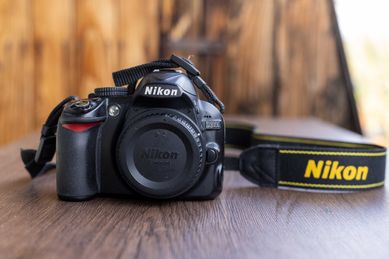 Nikon D3100 + Nikkor 18-55mm + Nikkor 15-200mm + torba