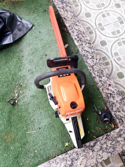 Moto serra a funcionar muito bem