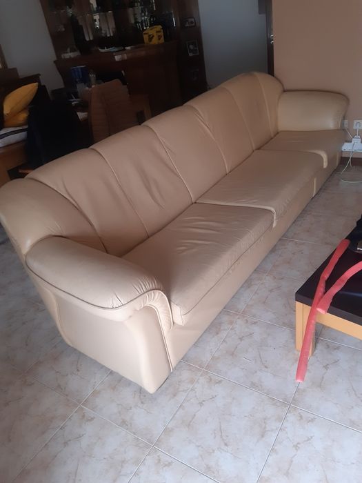 Sofá em pele cor creme com 2,95m
