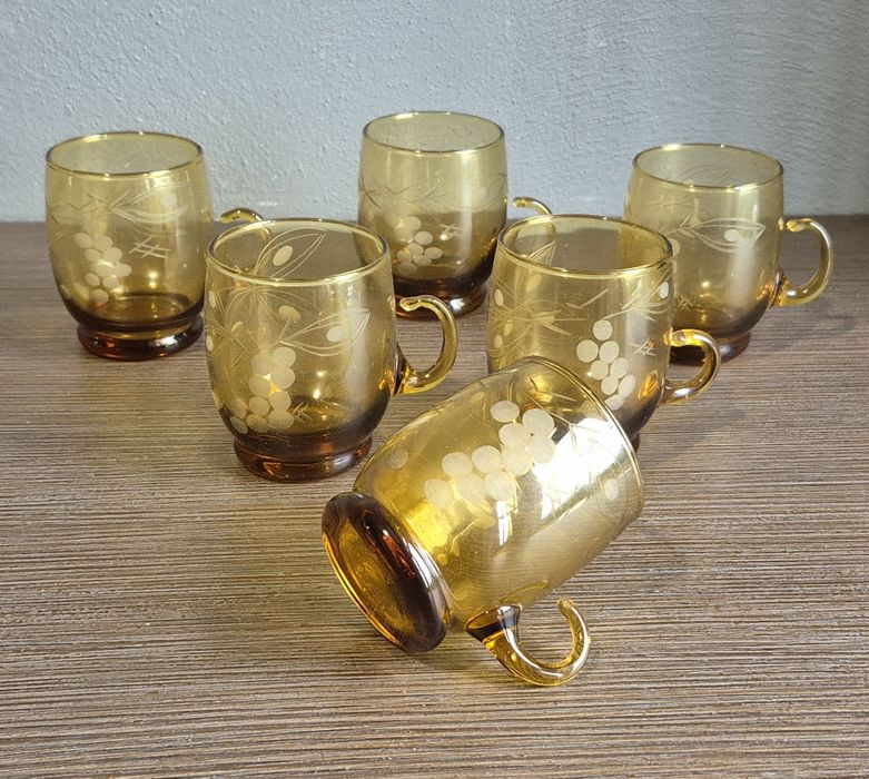 Zestaw szklanek ze szkła miodowego PRL