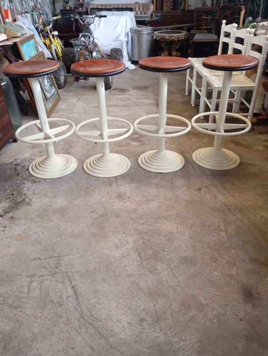 Vendo estes bancos muito bonito bom estado