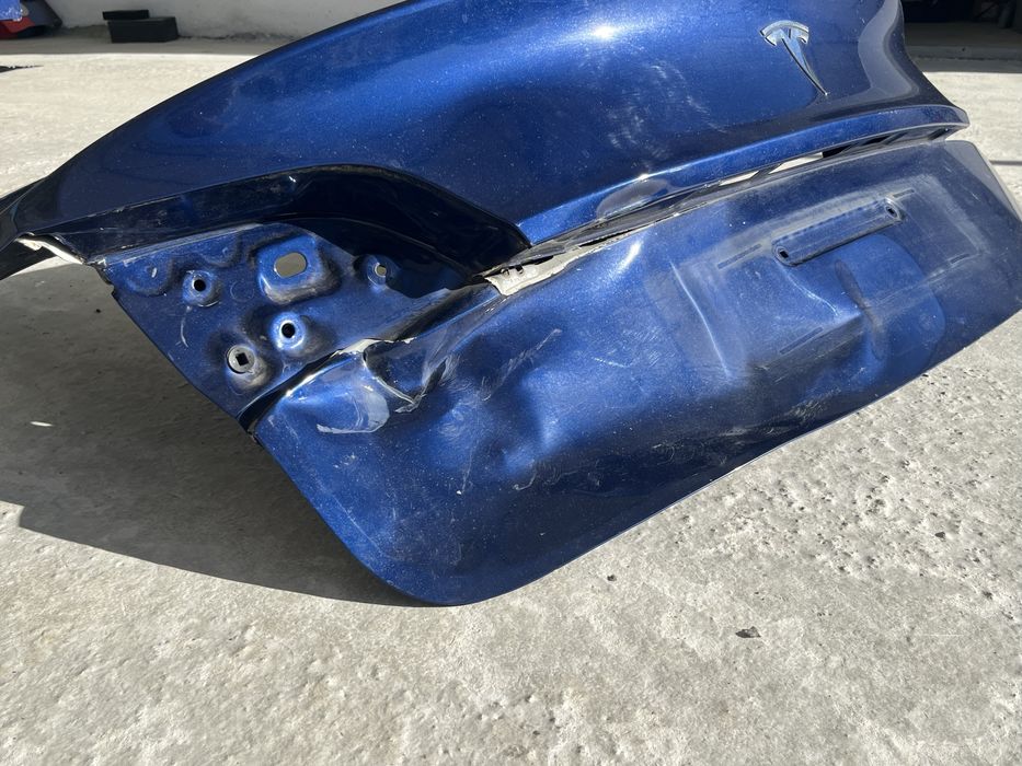 Tampa da mala tesla Model 3  para reparar