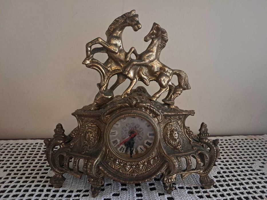 Relógio antigo de Ferro bronze com decoração clássica