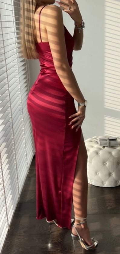 Satynowa sukienka maxi