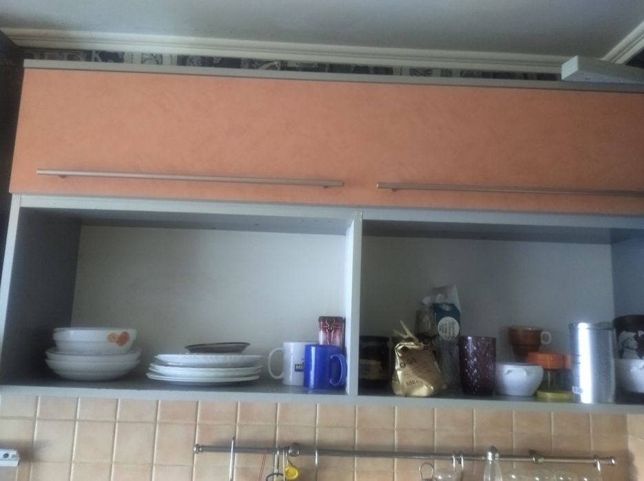 Невеличка кухня і витяжка" Піраміда"( нержавійки) в дуже гарному стані