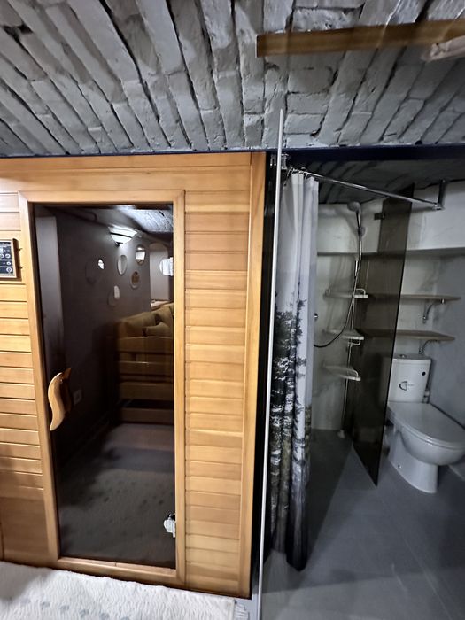 Продається двох кімнатна+ кухня студія+ підвал з Сауною і кімнатою