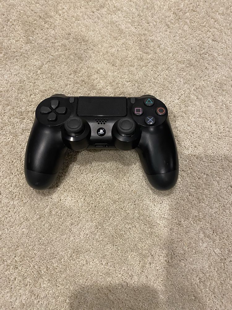 Playstation 4 com comando