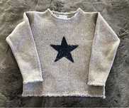 Camisola cinza com estrela em lantejoulas
