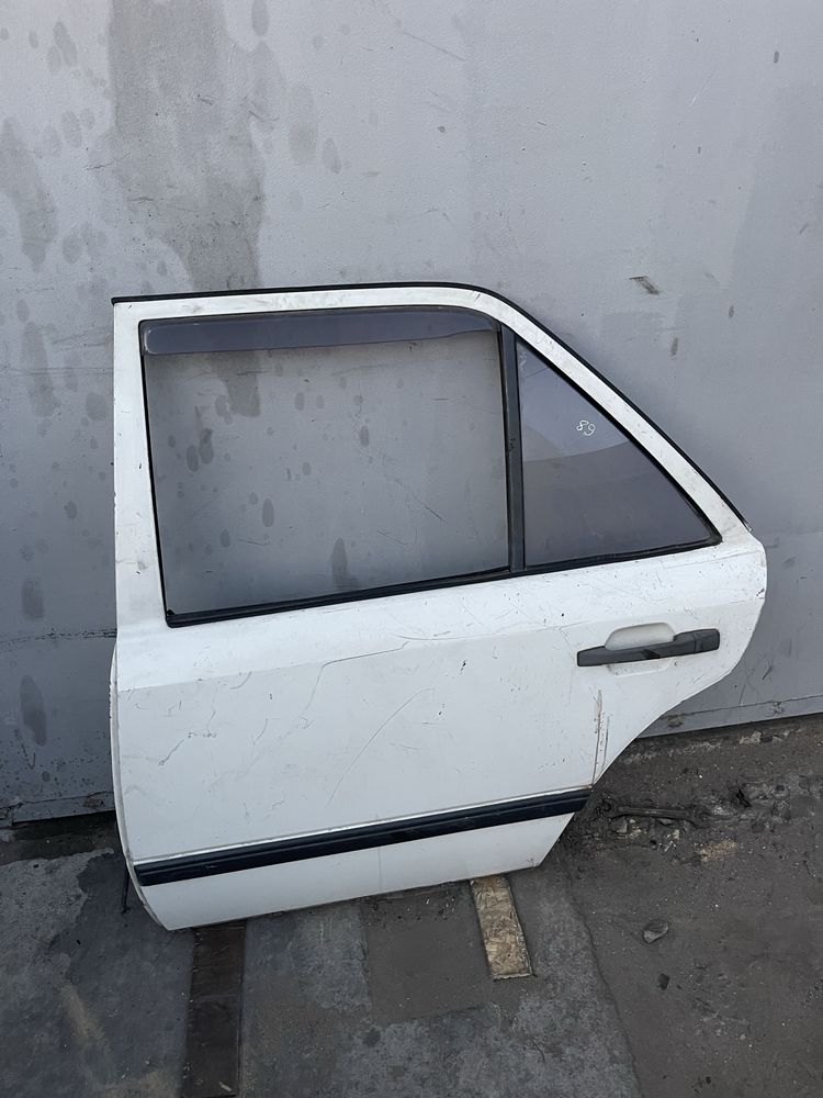 Задні двері Mercedes 124