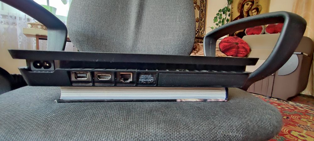 Продам sony PS4 slim