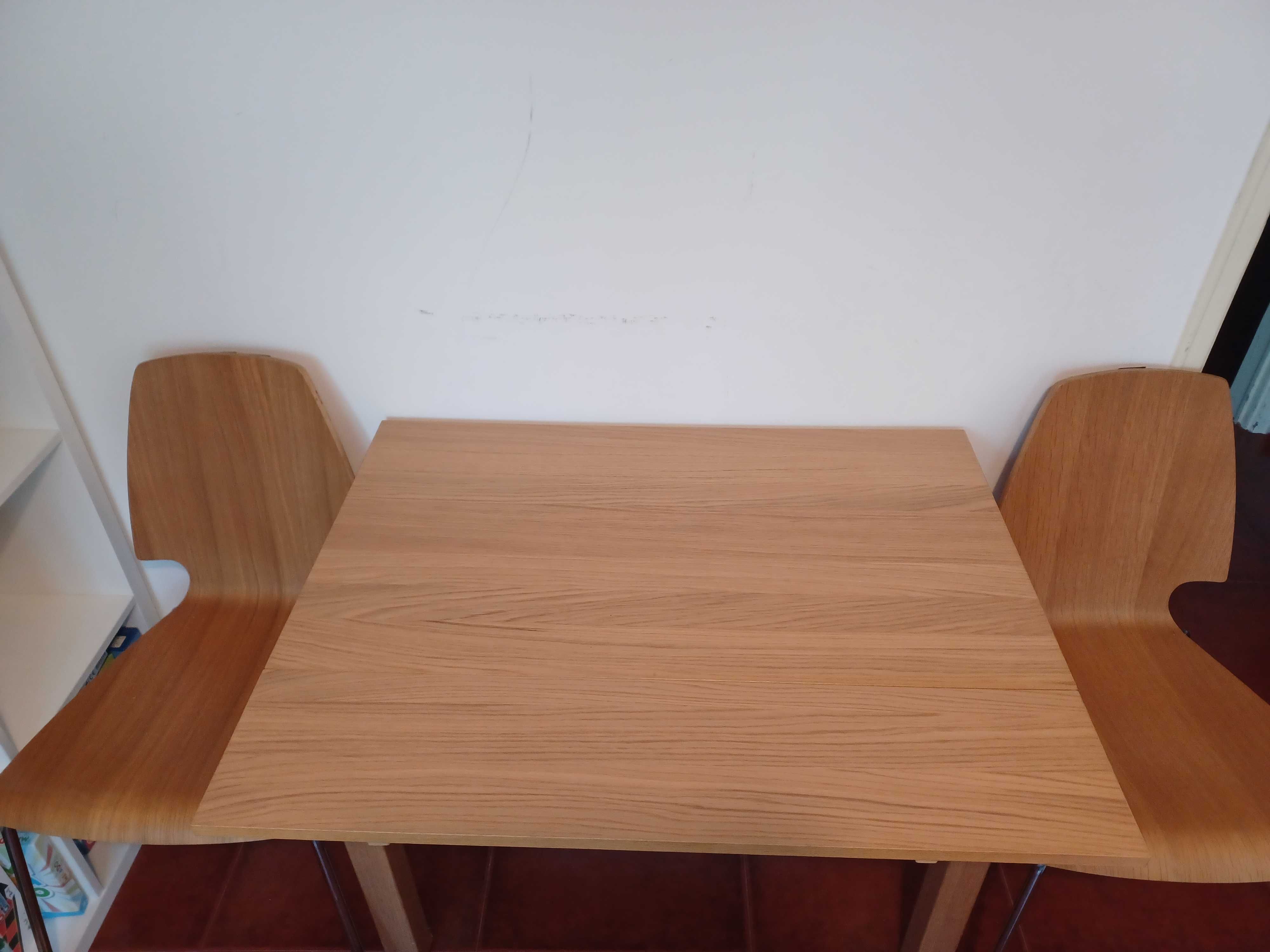 Vendo Mesa extensível c/ 2 cadeiras