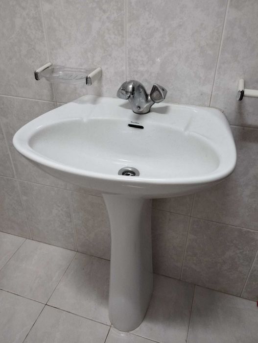 Lavatório Sanitana, torneira, espelho, saboneteira e suporte toalha