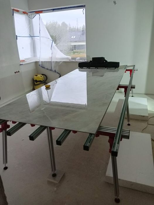 Montaż płytek wielkiformat spieki kwarcowe duży format glazurnik