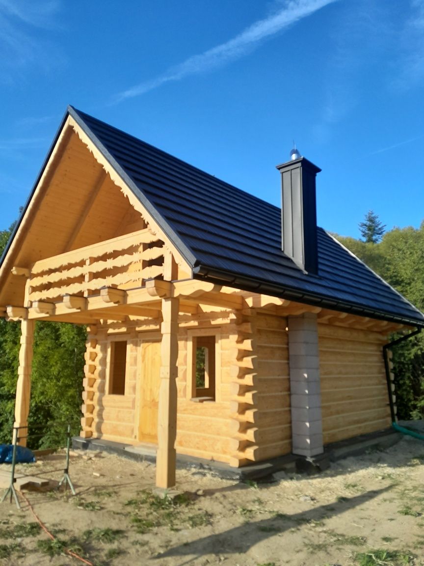 Domek z bala i półbala.