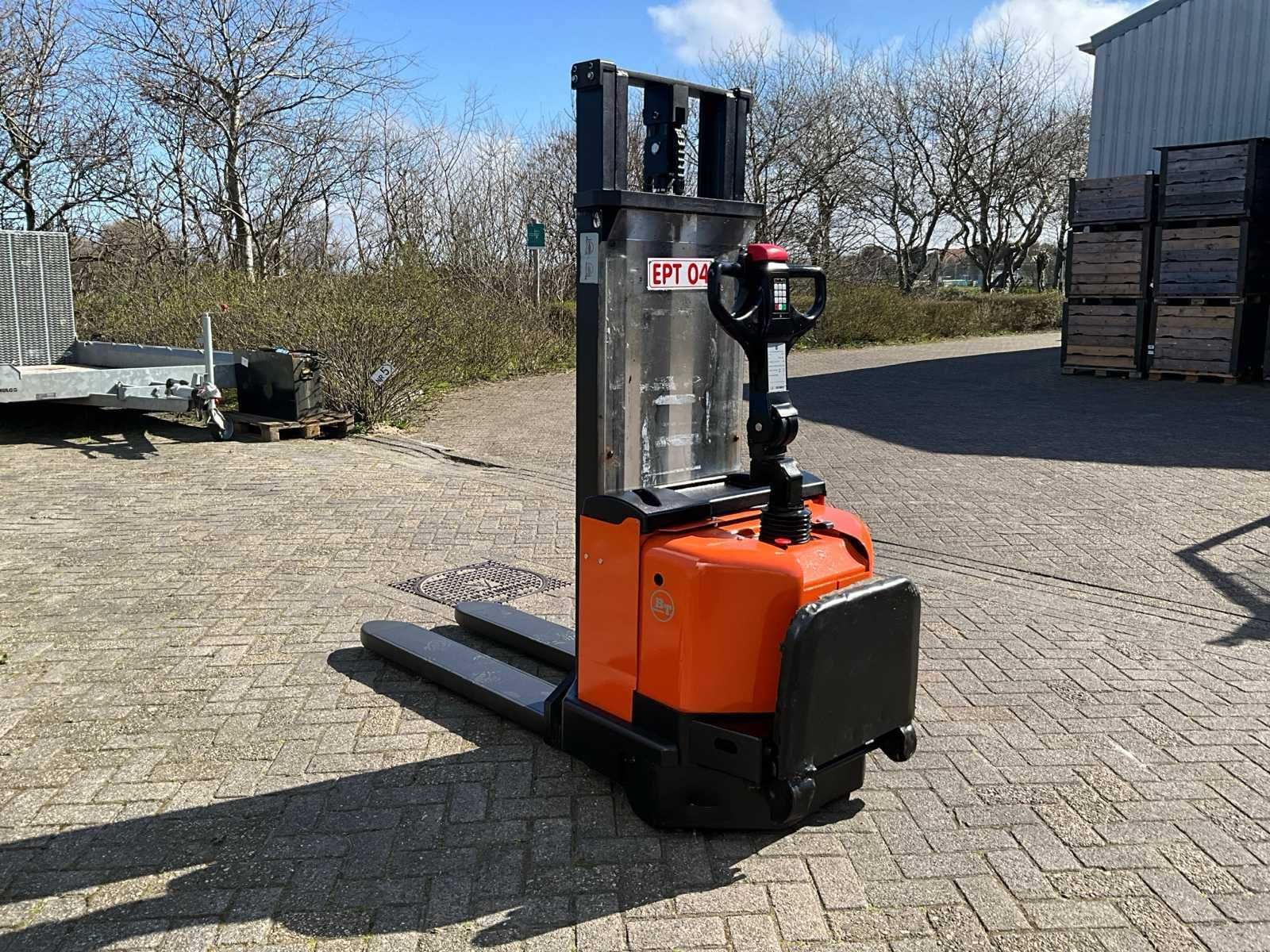 Stacker Empilhador porta paletes elétrico usado, elevação 3.2m