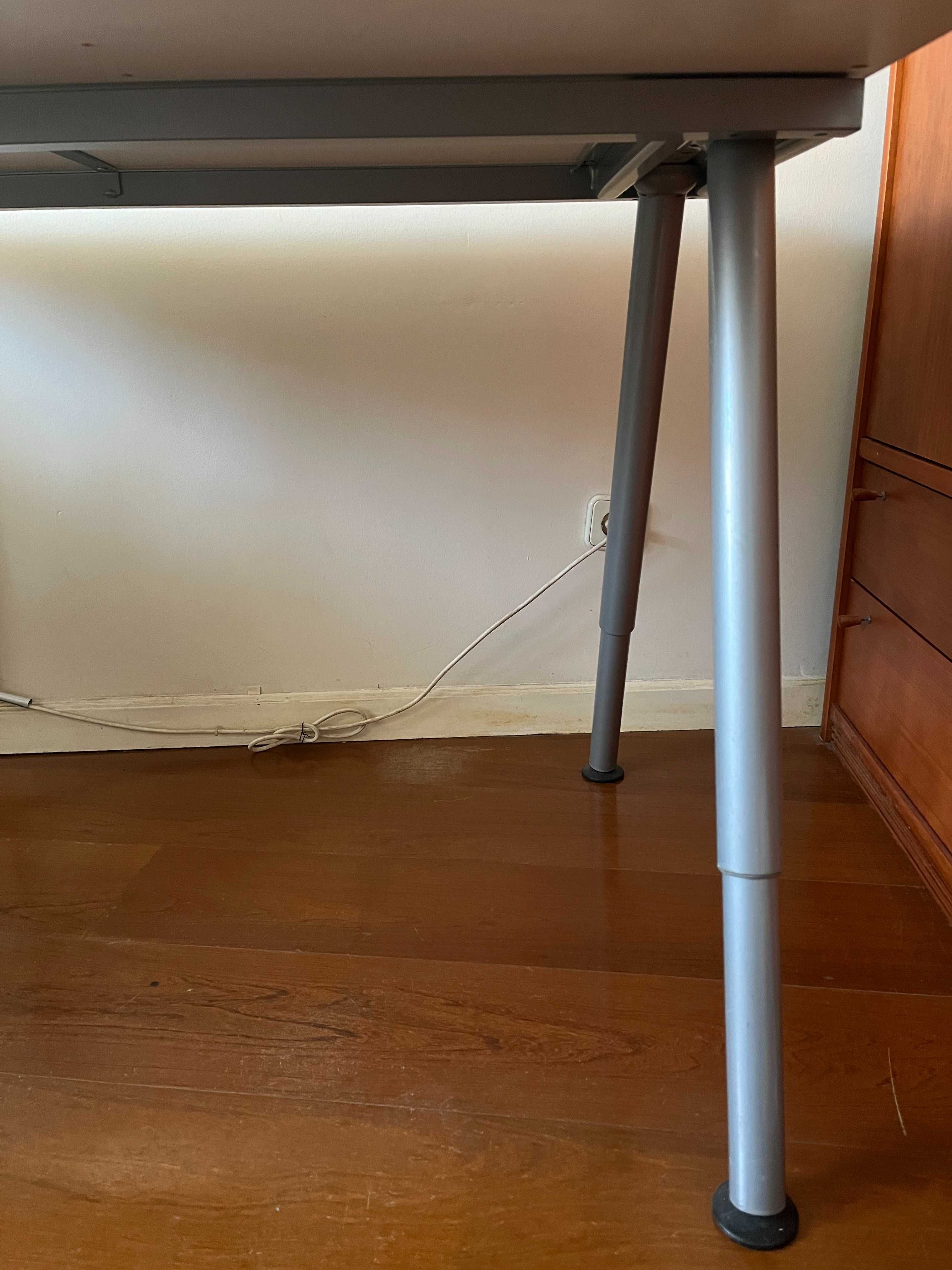 Secretária Ikea com pés elevatórios