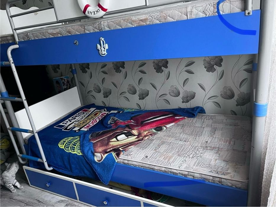 Двох яросне металічне ліжко,з великим ящиком для речей.