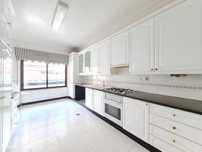 Apartamento T4 / Laranjeiras - Metro