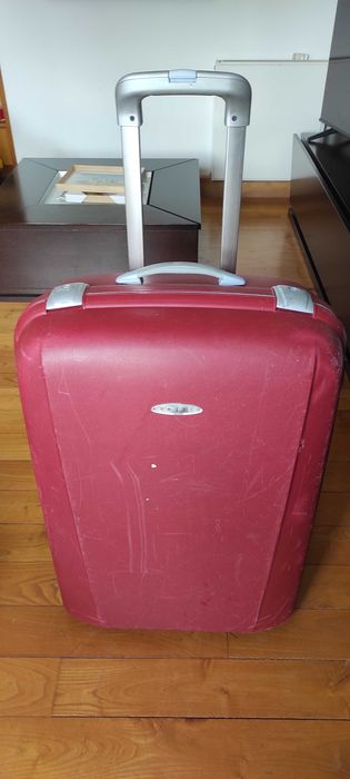 Mala de viagem Roncato grande com aprox. 80 litros de espaço interior