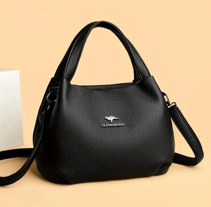 Чорна об'ємна жіноча сумка.