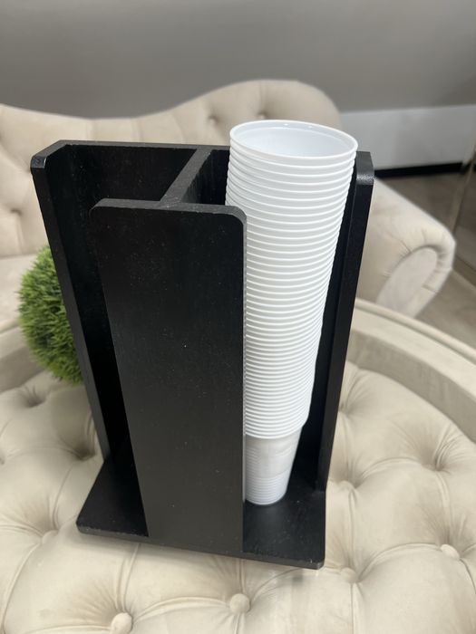 Pojemnik stojak polka  na kubki plastikowe