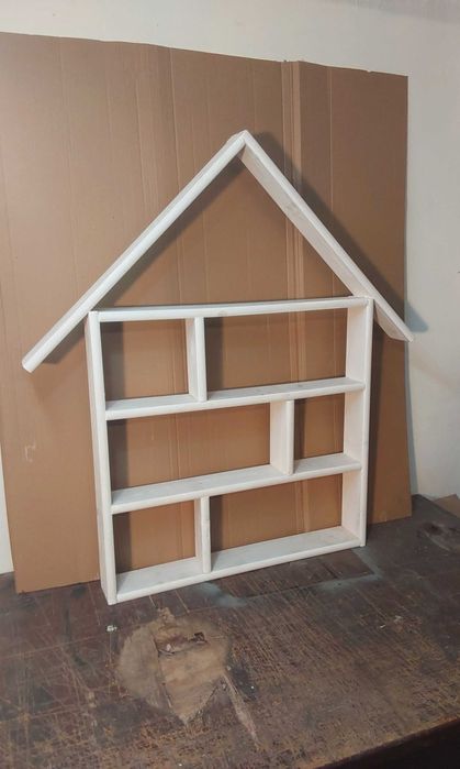Półka w kształcie domku