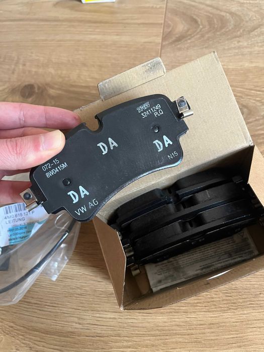 8W0698451F VAG / колодки гальмівні задні+датчик / Ауді А4, А5, А6