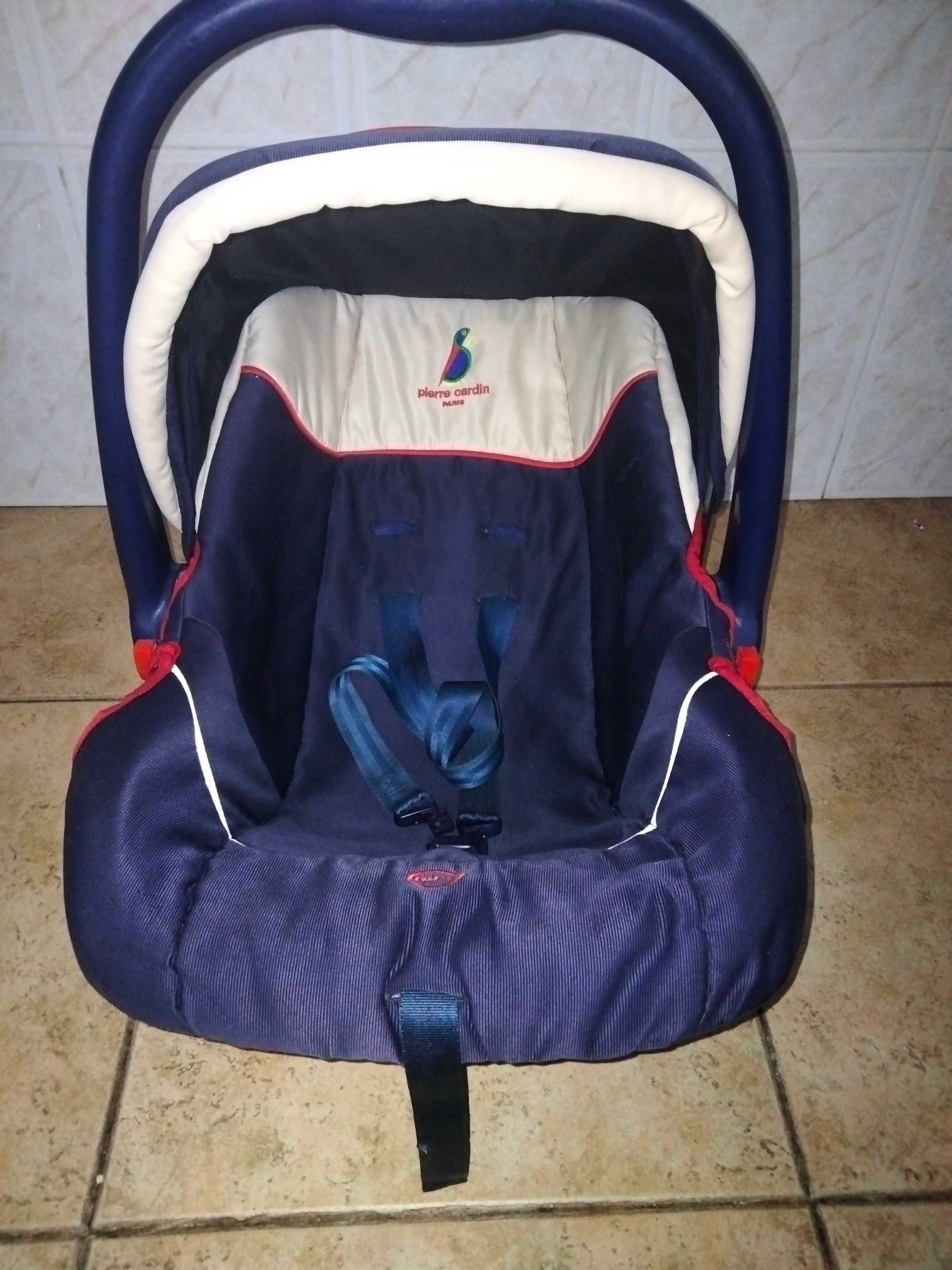 Carrinho de bebé com ovo