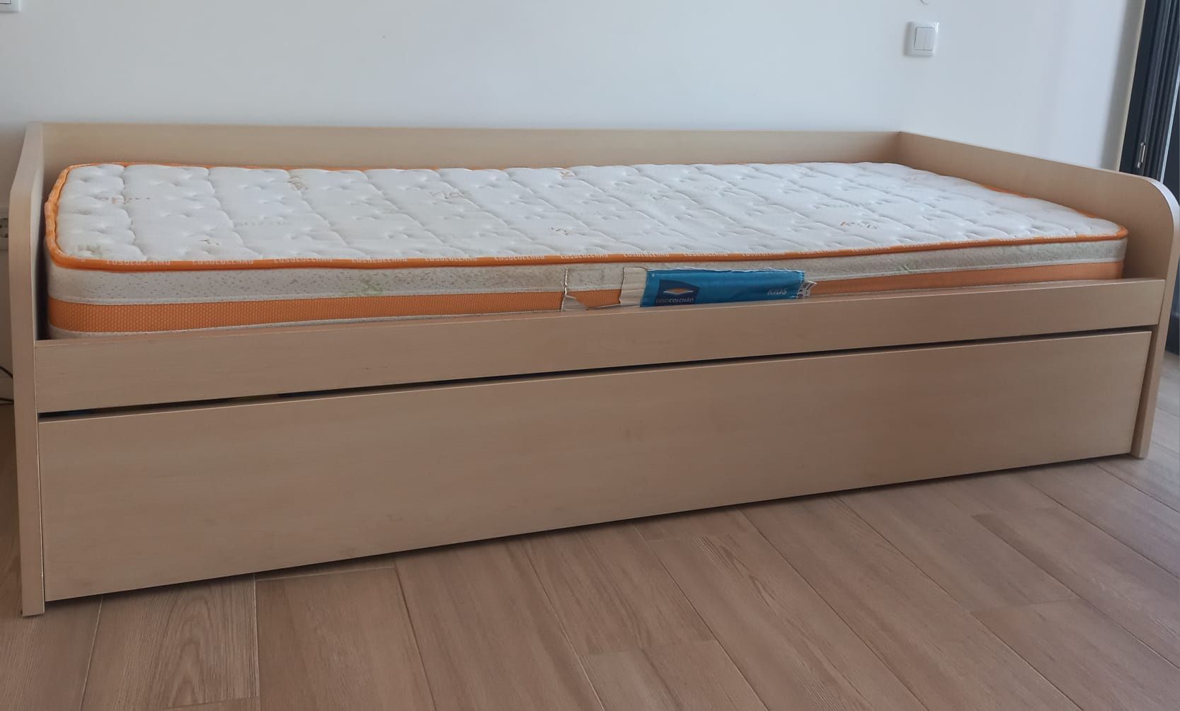 Cama individual com gaveta (2 colchões)
