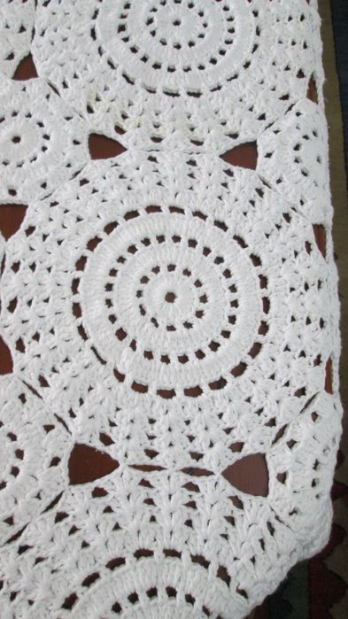 Toalha de mesa em crochê feita á mão , barbante numero 4