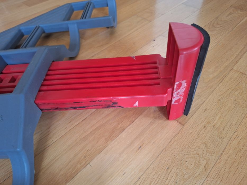 monia przyrząd do  ćwiczeń mięśni brzucha, siłownia fitnes